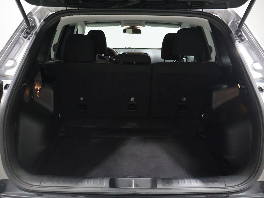 Used 2019 Jeep Cherokee Latitude w/ Popular Appearance Group image 4