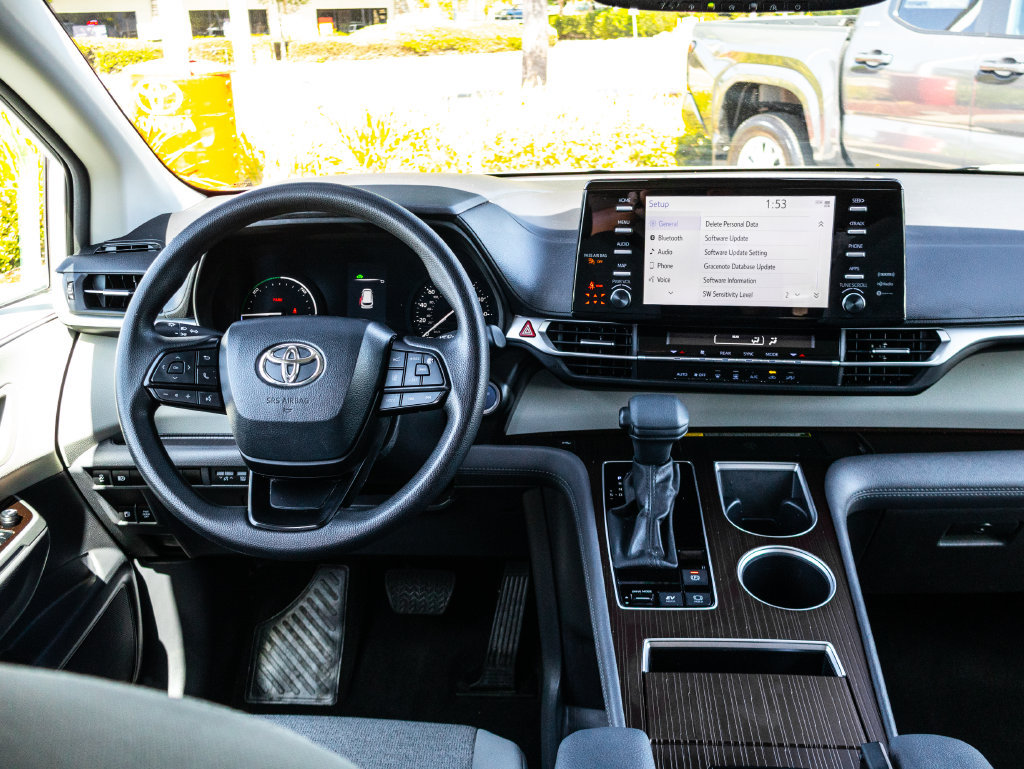Certified 2024 Toyota Sienna LE w/ LE Plus Package FWD image 21