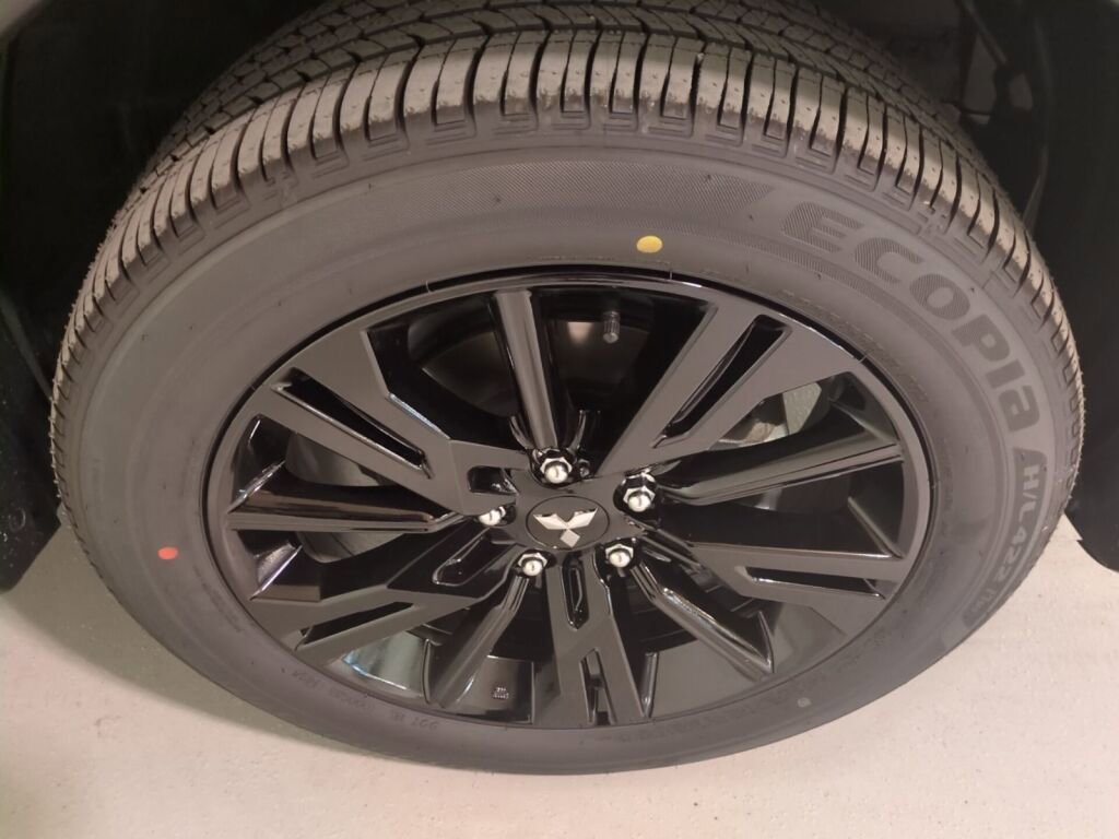 New 2025 Mitsubishi Eclipse Cross LE image 2