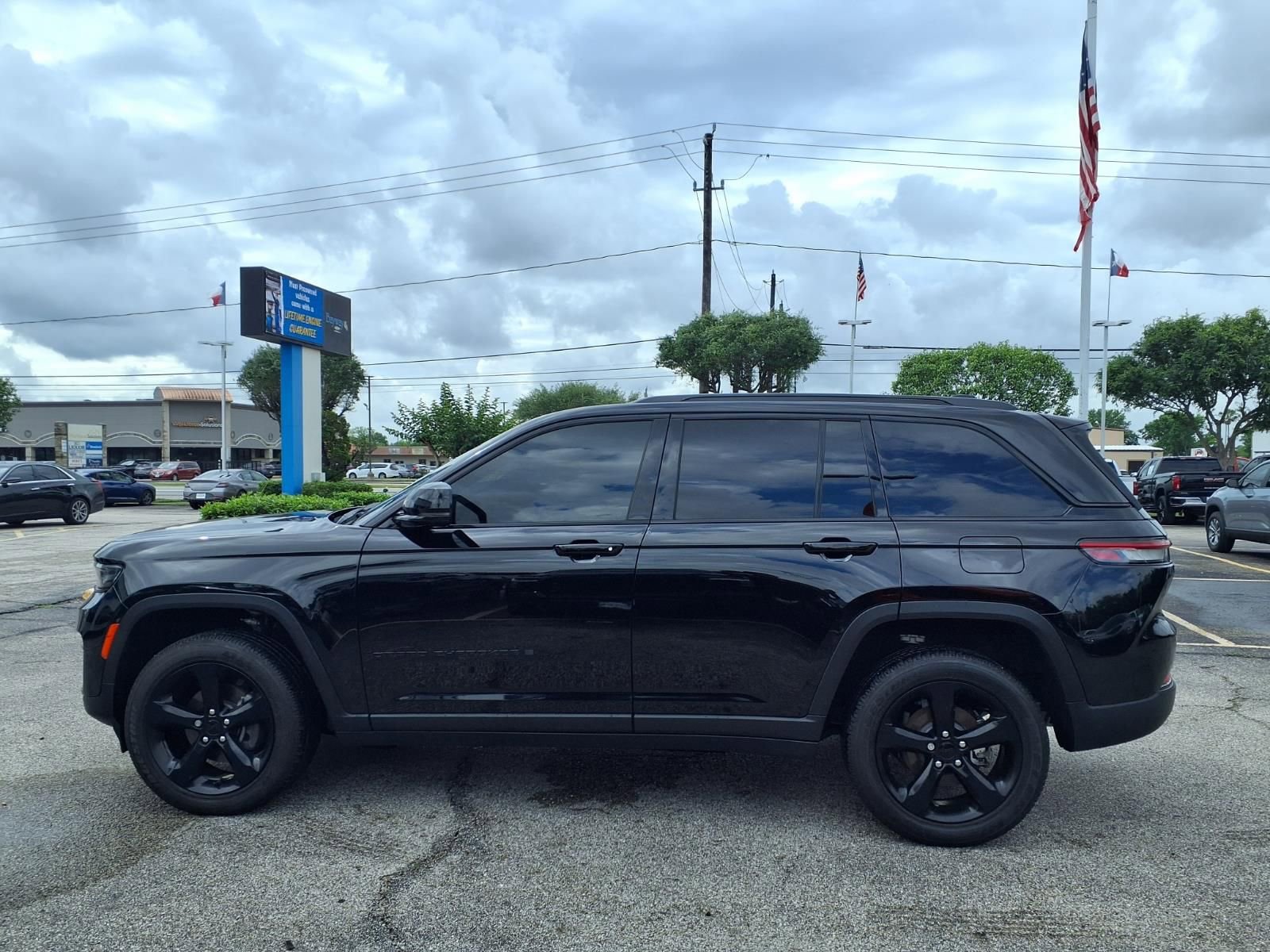 Used 2025 Jeep Grand Cherokee Altitude RWD image 24