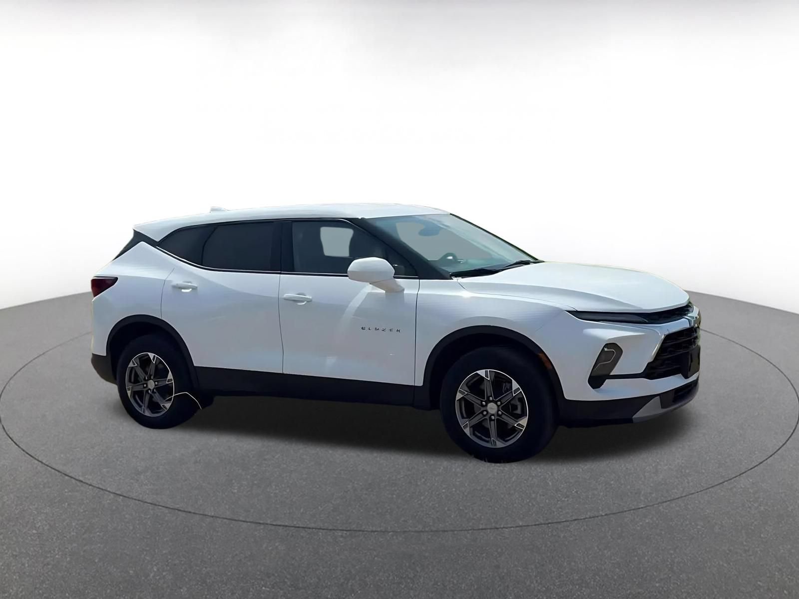 Used 2025 Chevrolet Blazer LT FWD image 2