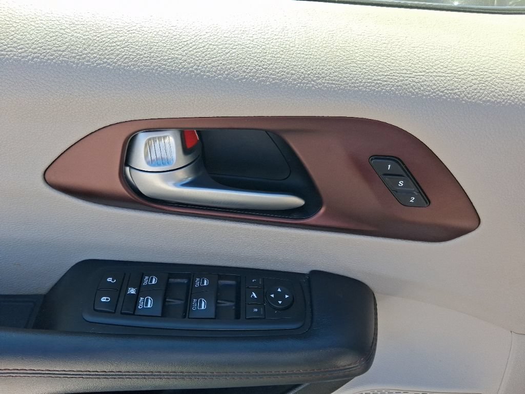 Used 2017 Chrysler Pacifica Limited w/ UConnect Theater Package FWD image 19