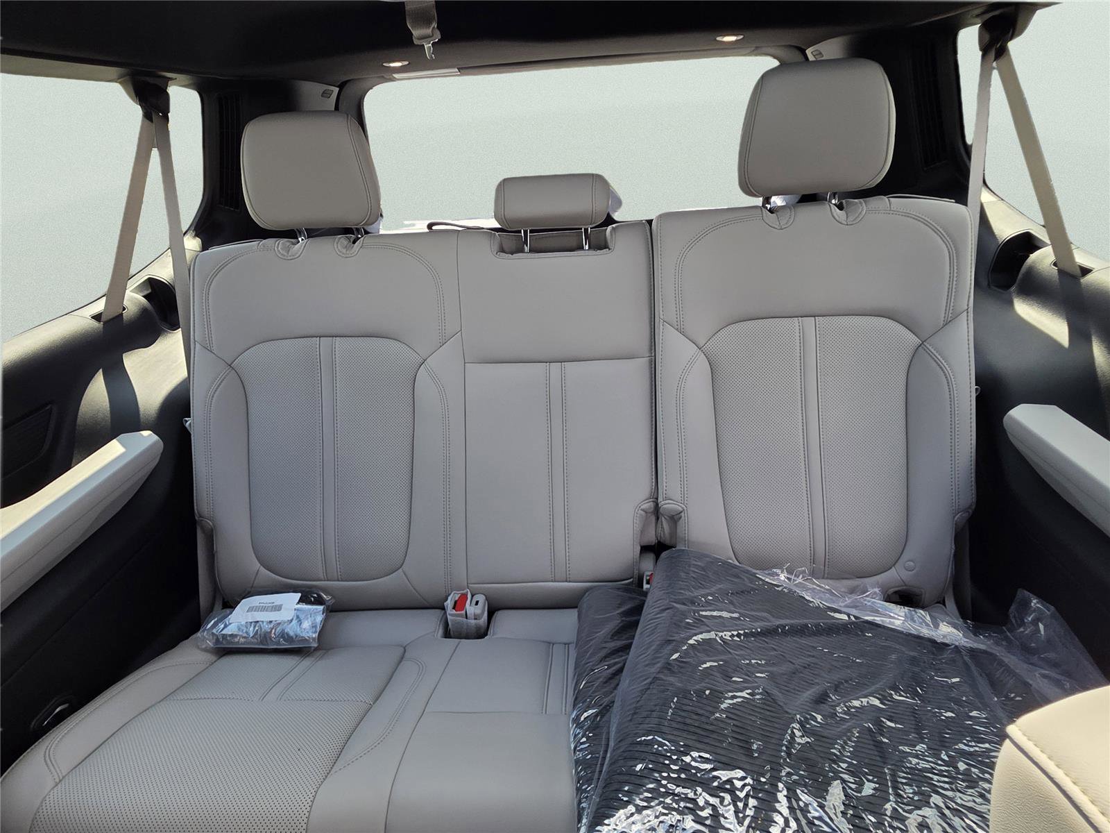 New 2026 Jeep Grand Wagoneer L 4WD w/ Premium Group I image 32