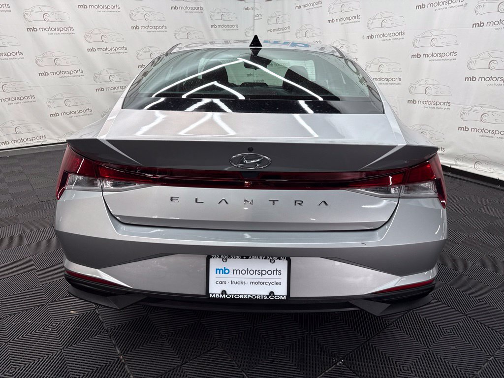 Used 2021 Hyundai Elantra SE FWD image 5