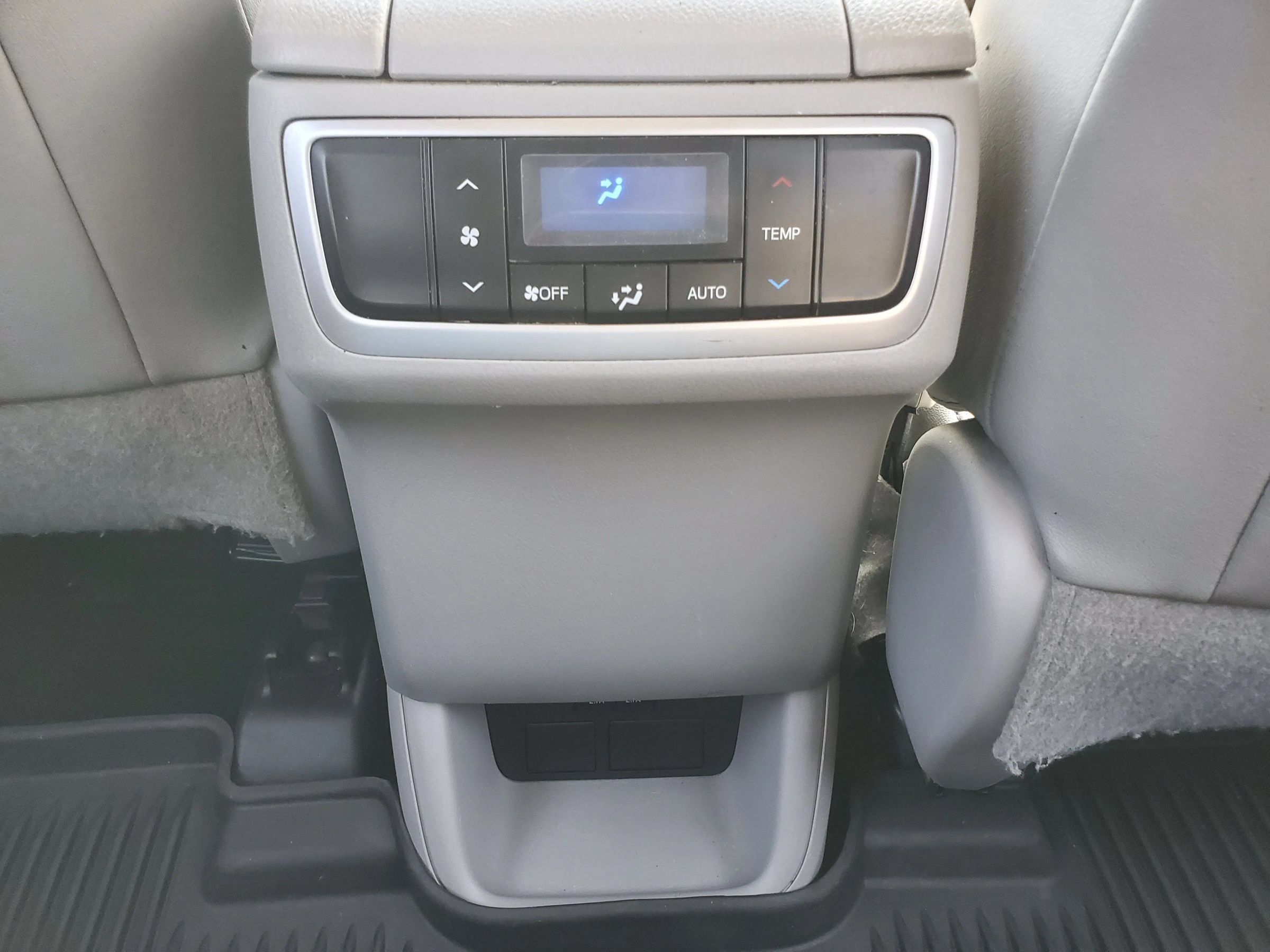 Used 2019 Toyota Highlander Plus FWD image 36