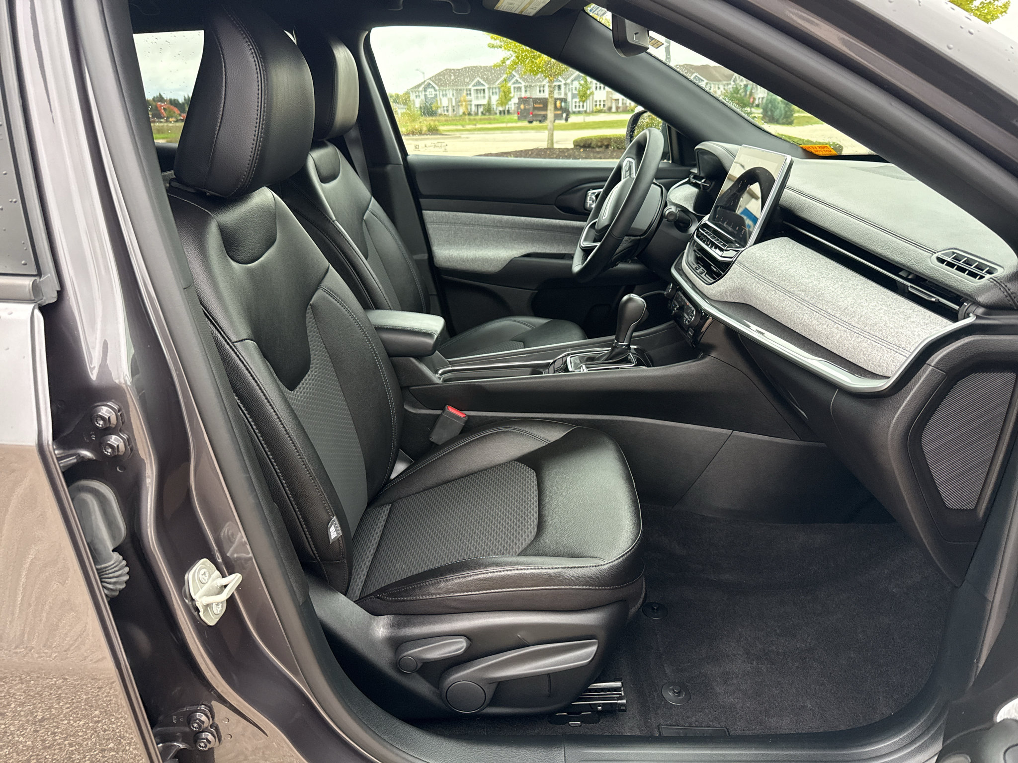 Used 2024 Jeep Compass Latitude w/ Convenience Group AWD/4WD image 34
