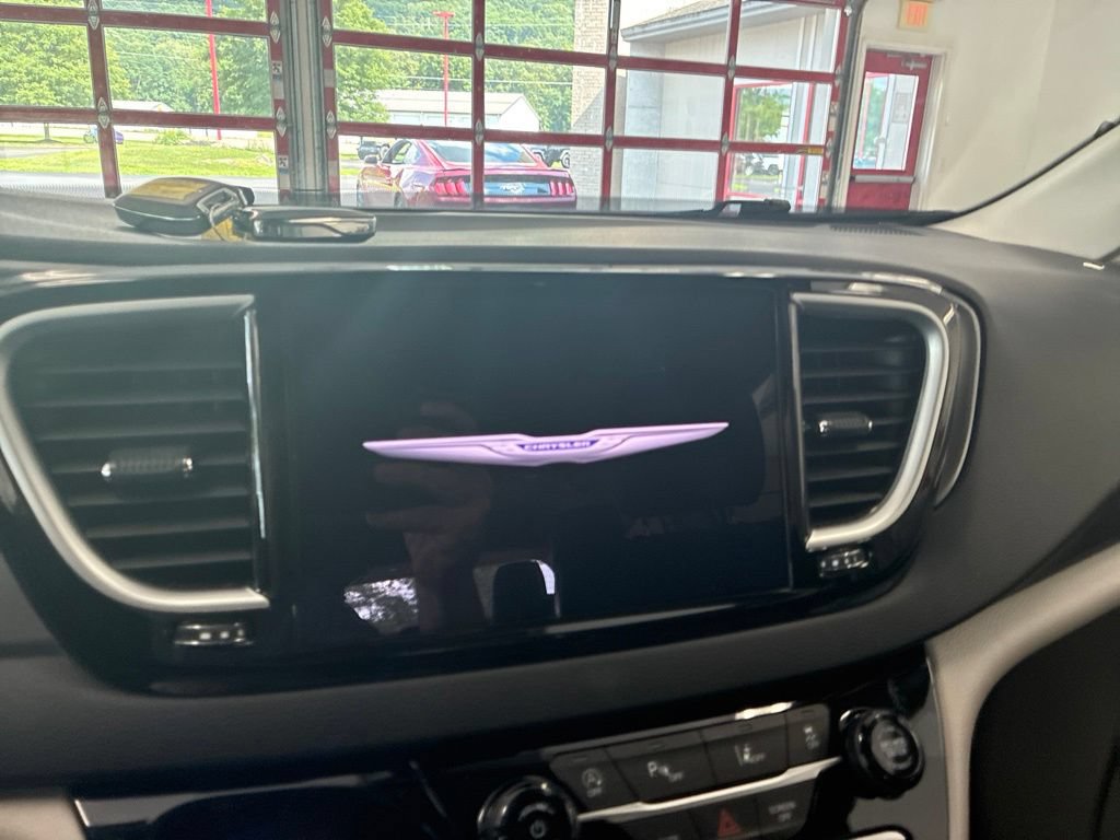 Certified 2024 Chrysler Pacifica Touring-L FWD image 59