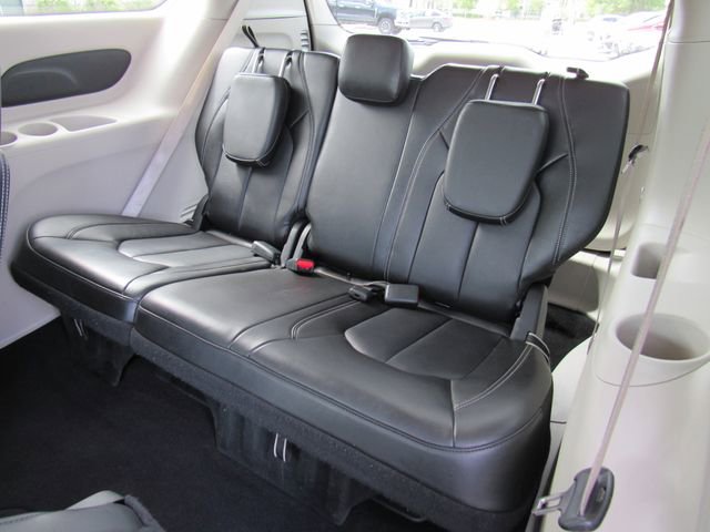 Used 2024 Chrysler Pacifica Touring-L image 15