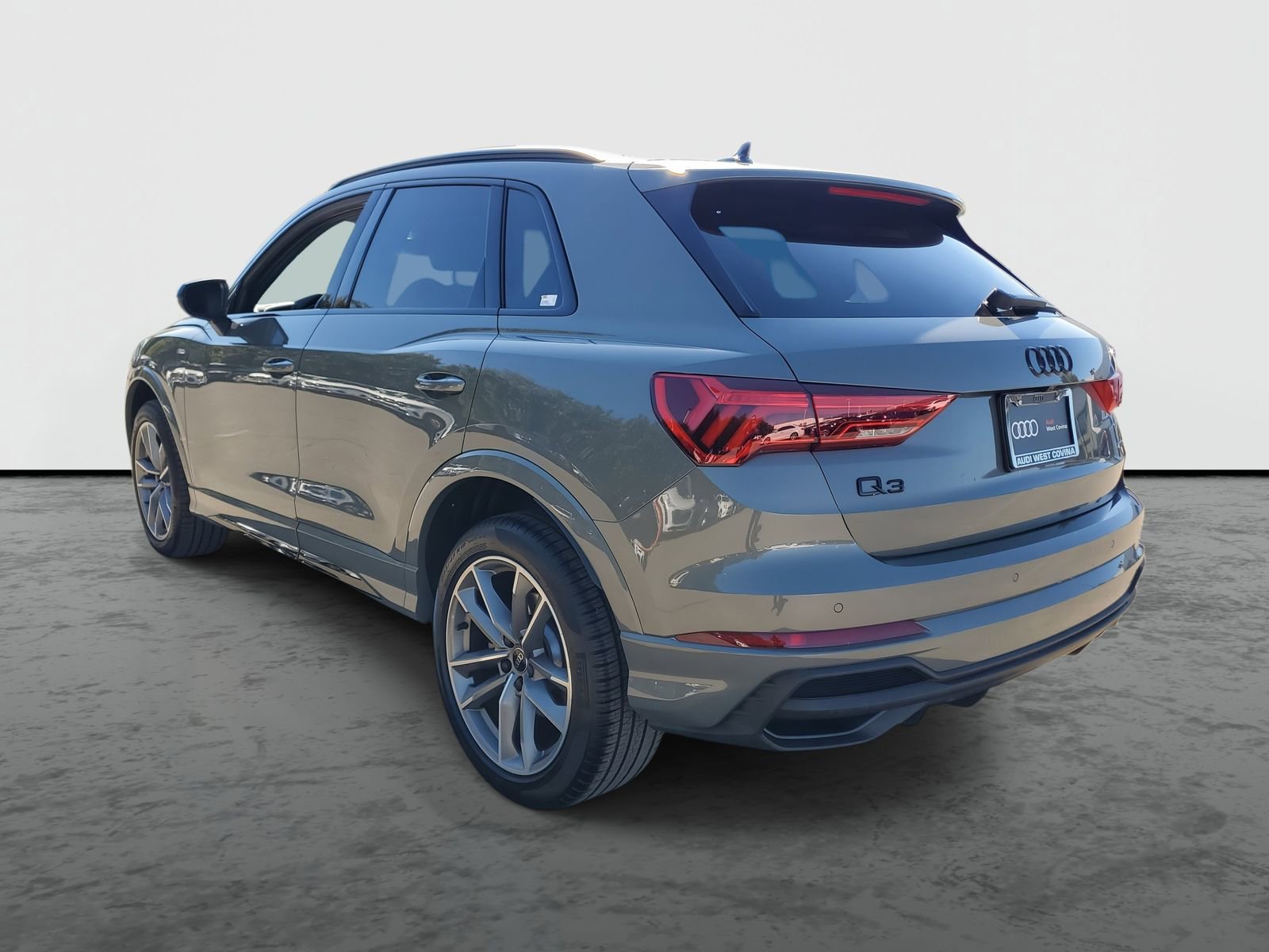 Used 2025 Audi Q3 2.0T Premium w/ Convenience Package image 3