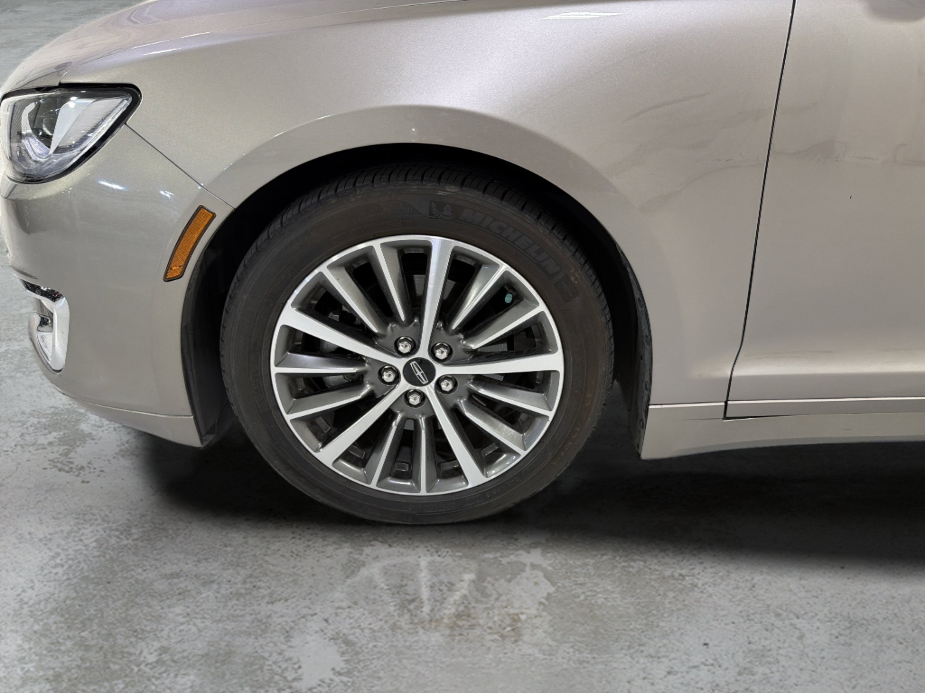 Used 2020 Lincoln MKZ w/ Convenience Package FWD image 9