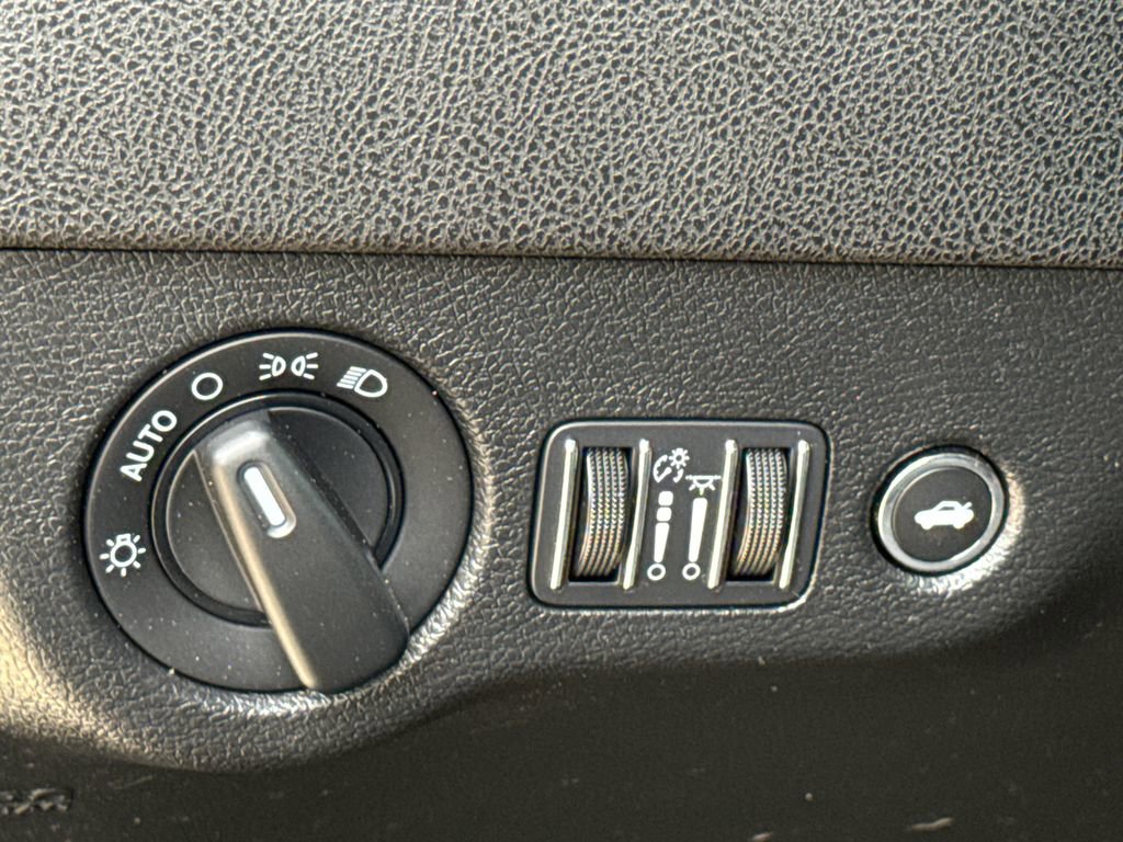 Used 2022 Dodge Charger SXT w/ Blacktop Package RWD image 20