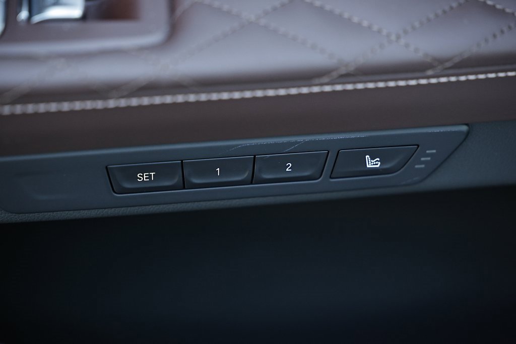 Used 2022 BMW 750i xDrive w/ Luxury Rear Seating Package image 27