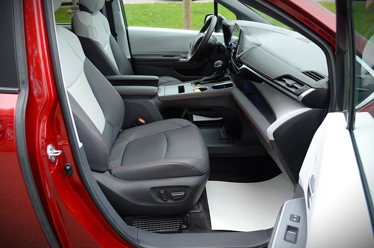 Used 2024 Toyota Sienna XSE AWD/4WD image 20