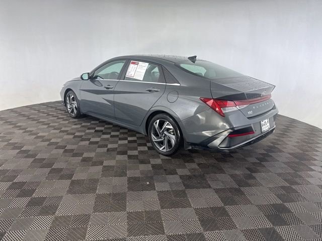 Used 2024 Hyundai Elantra Limited image 9