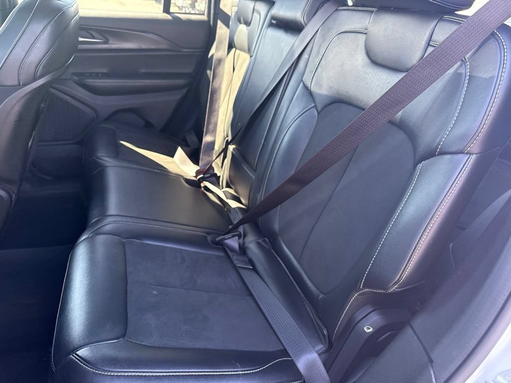 Used 2025 Jeep Grand Cherokee Altitude AWD/4WD image 12