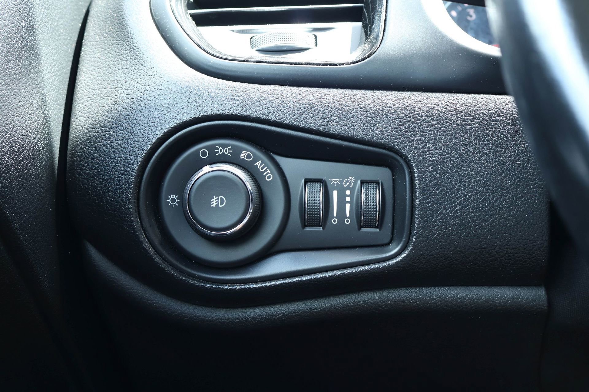 Used 2018 Jeep Renegade Altitude AWD/4WD image 28