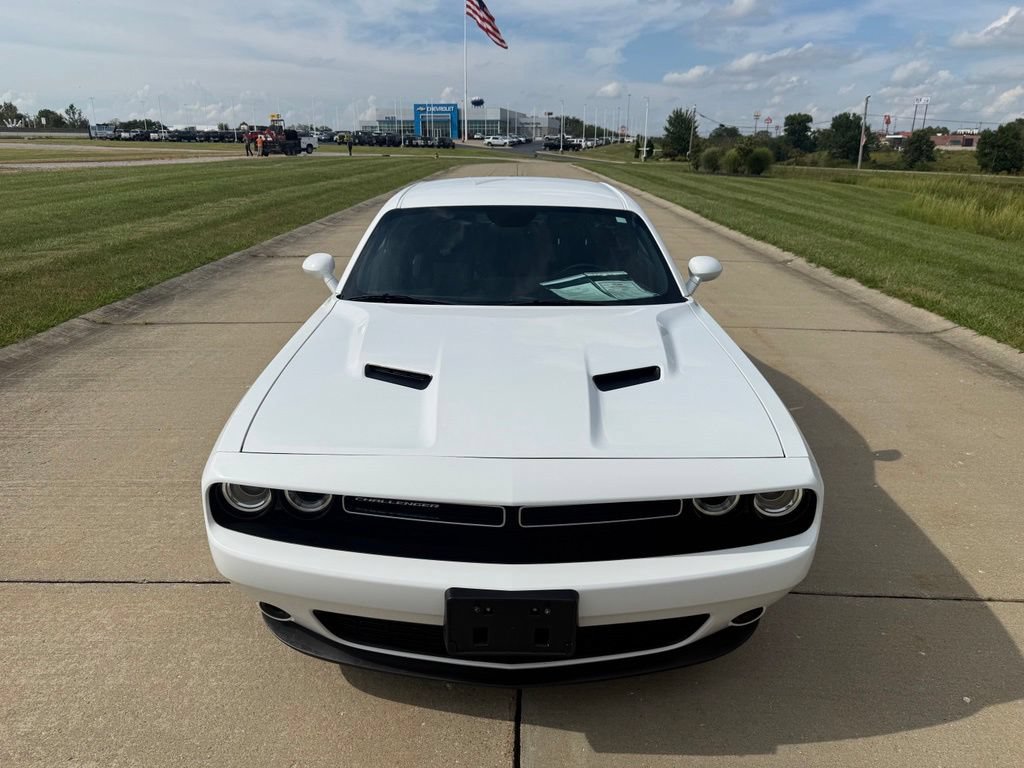 Used 2016 Dodge Challenger SXT w/ Driver Convenience Group RWD image 11