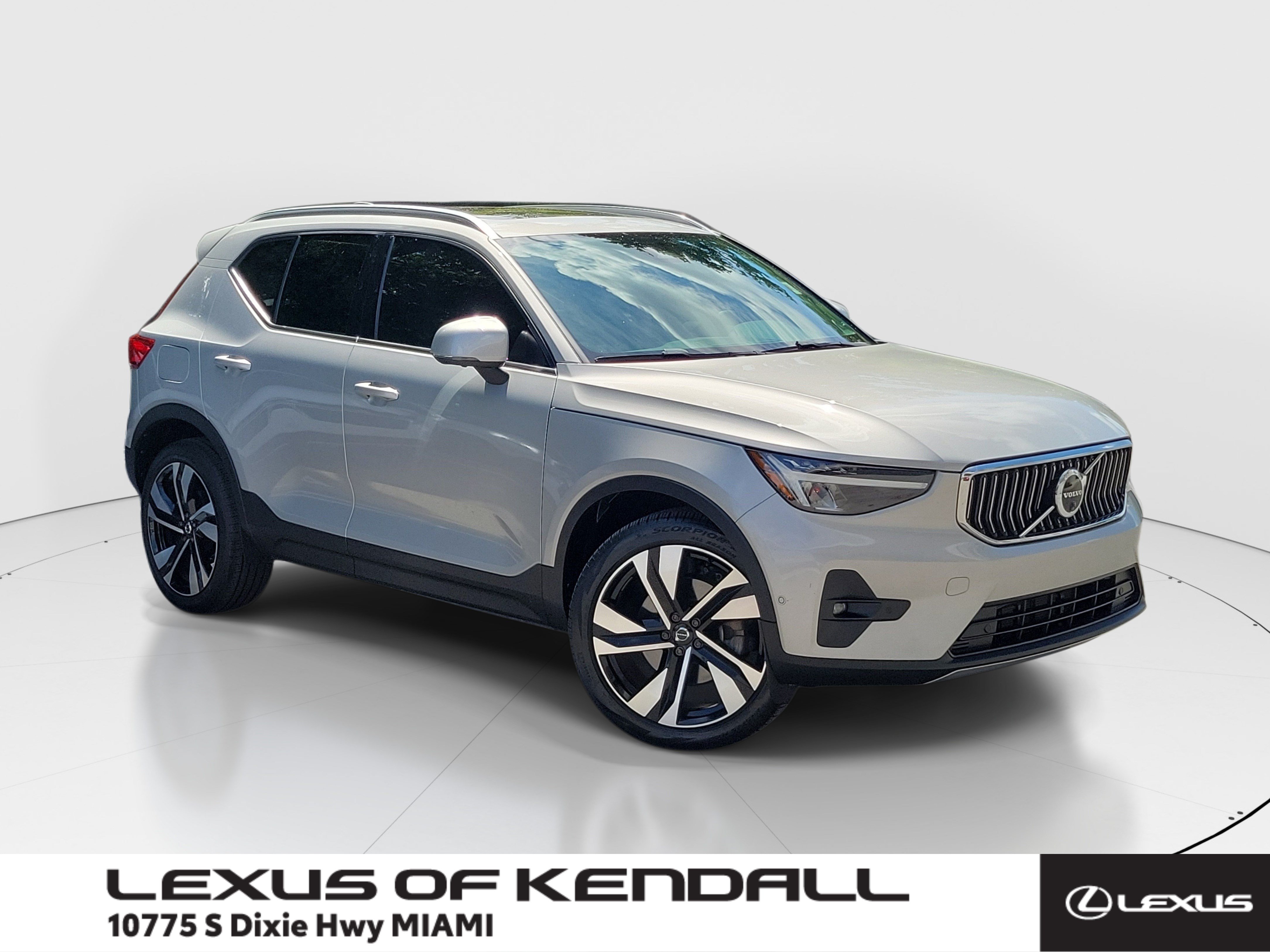 Used 2023 Volvo XC40 B5 Plus w/ Driver Assist Package AWD/4WD image 1