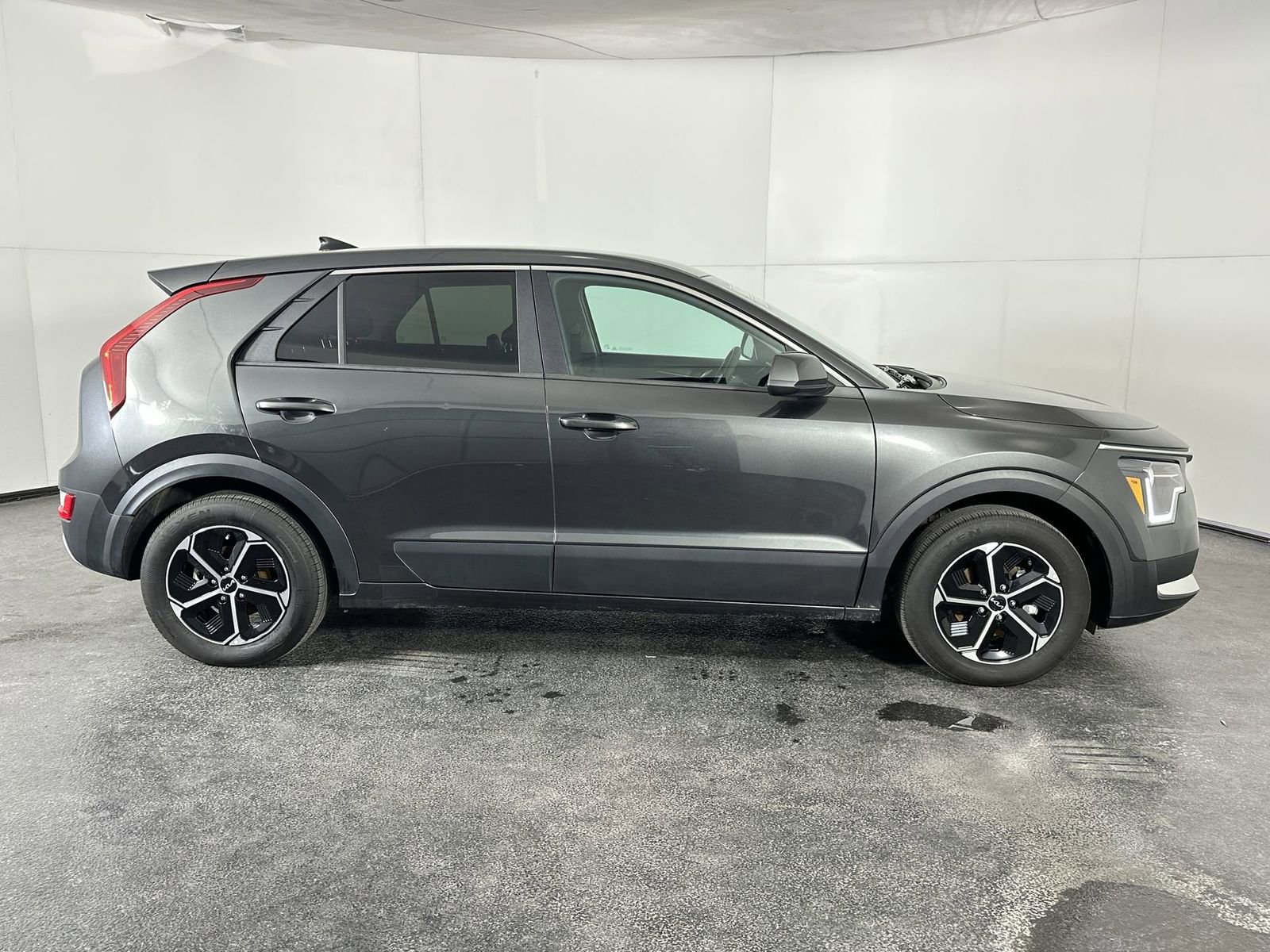 Used 2025 Kia Niro LX image 9