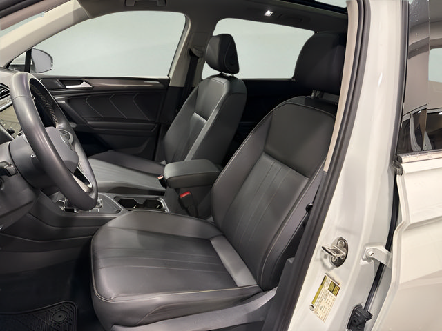 Used 2023 Volkswagen Tiguan SE w/ Panoramic Sunroof Package FWD image 11
