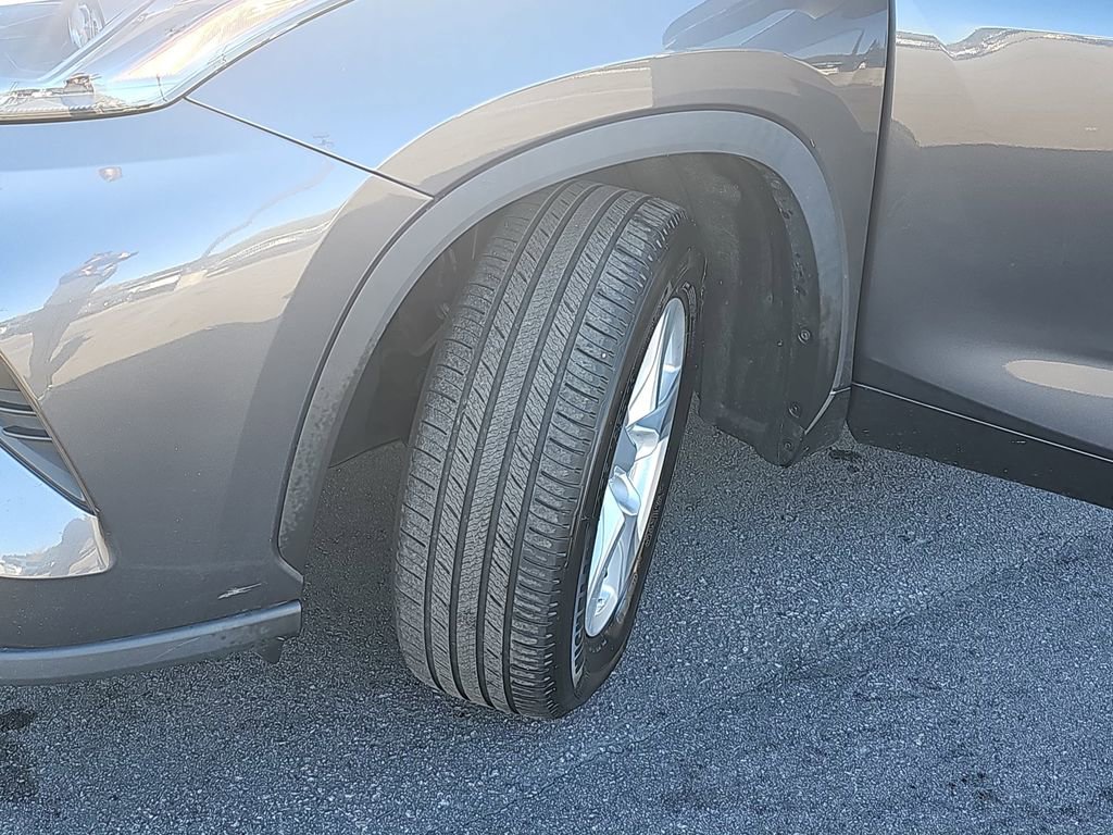 Used 2023 Toyota Highlander L image 37