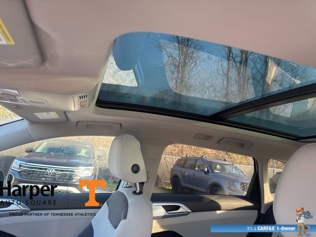 Used 2025 Volkswagen Taos SE w/ Panoramic Sunroof Package image 12