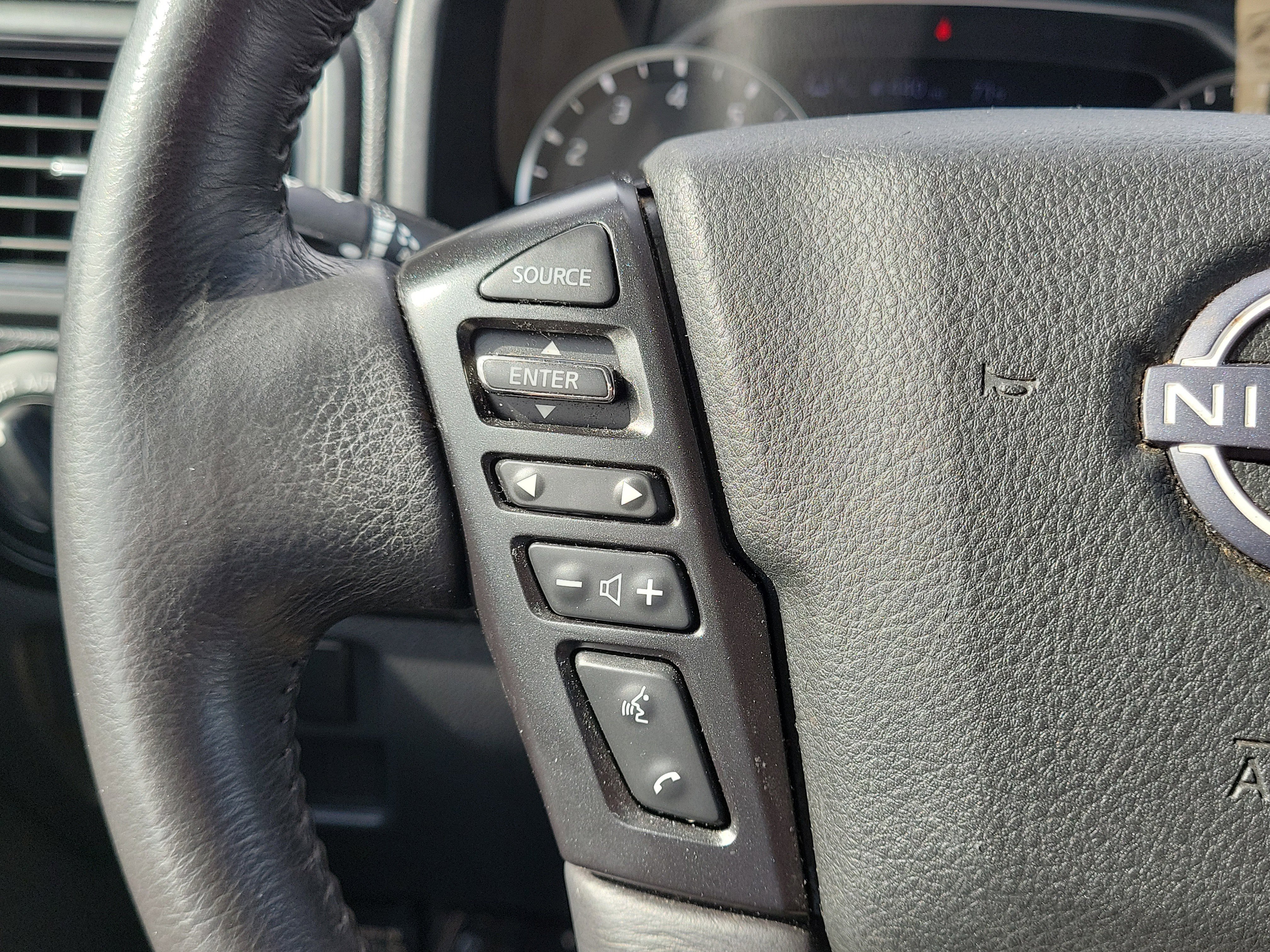 Used 2023 Nissan Titan SV w/ SV Convenience Package image 16