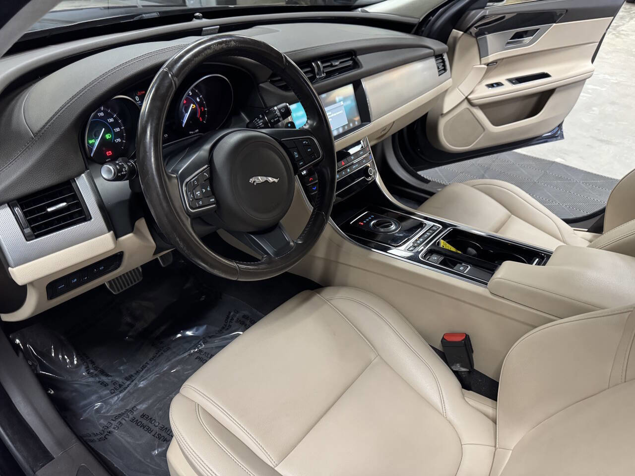Used 2020 Jaguar XF Premium image 32