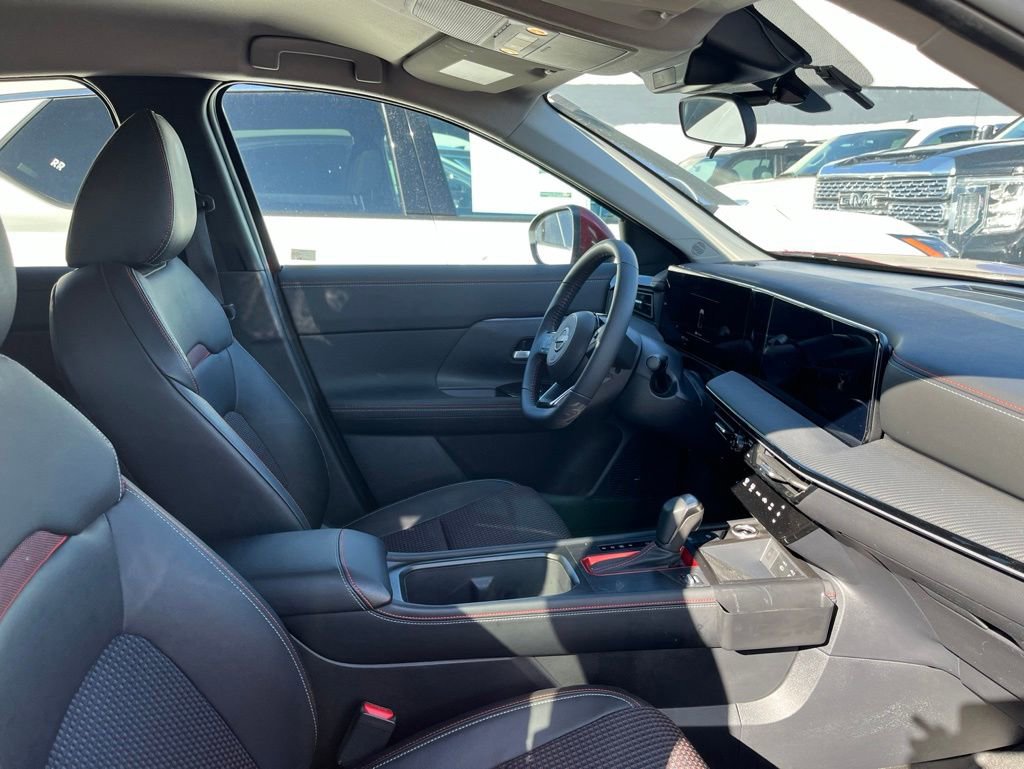 Used 2025 Nissan Kicks SR AWD/4WD image 2