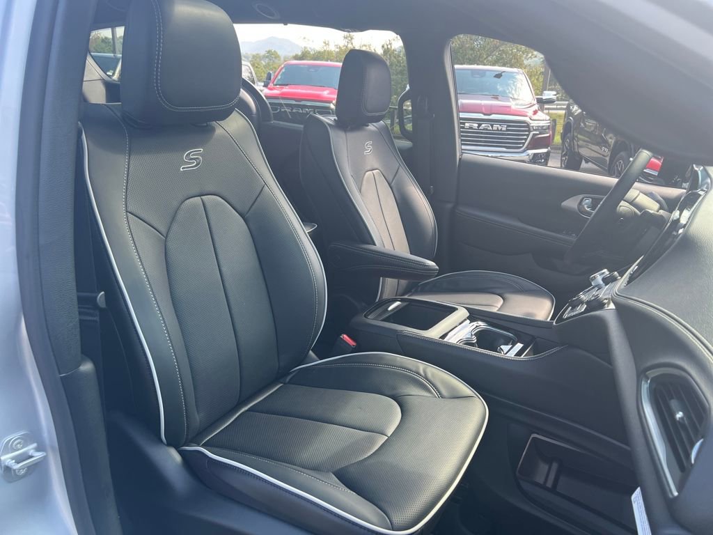 New 2026 Chrysler Pacifica Limited image 22