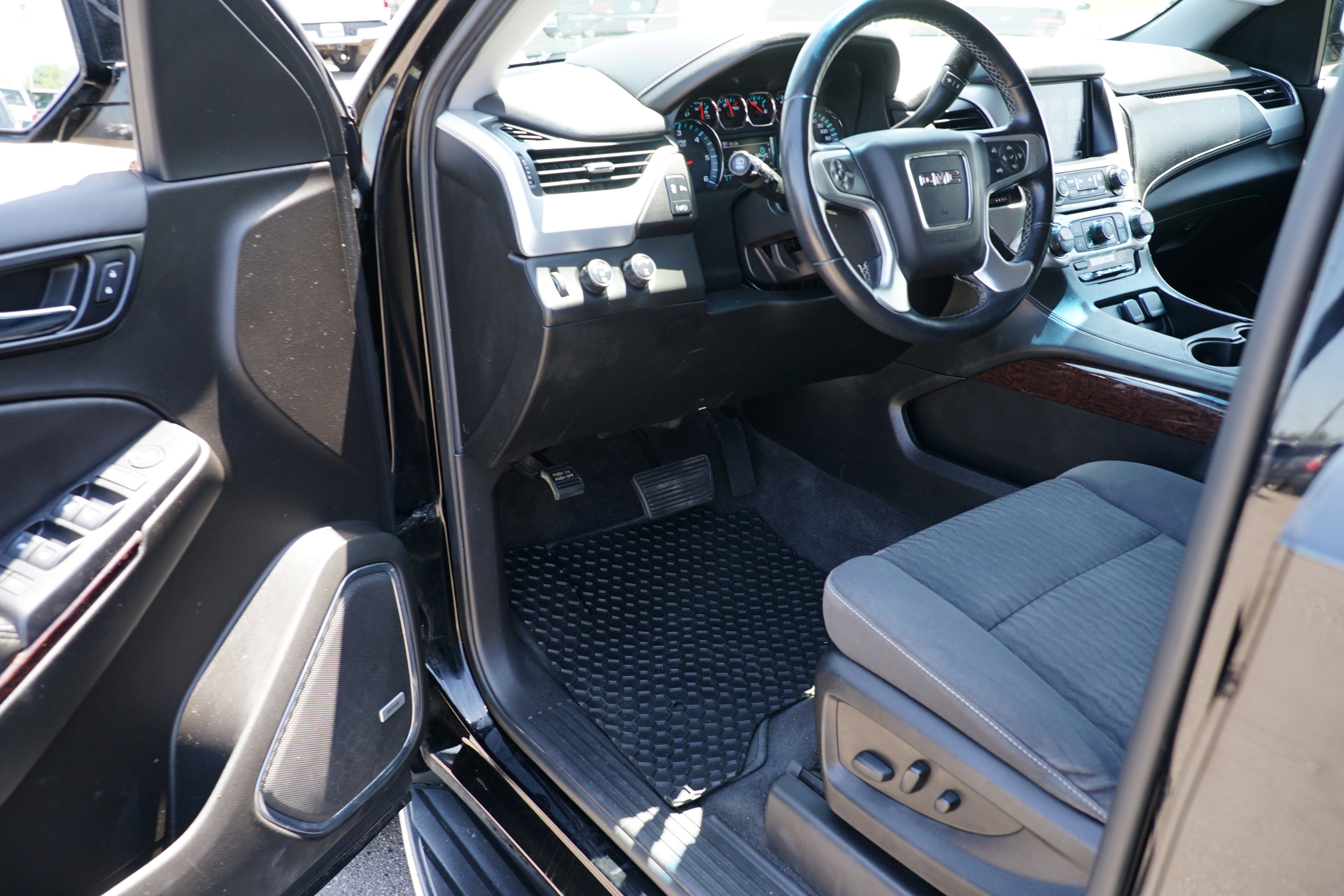 Used 2019 GMC Yukon XL SLE w/ SLE Value Package image 16