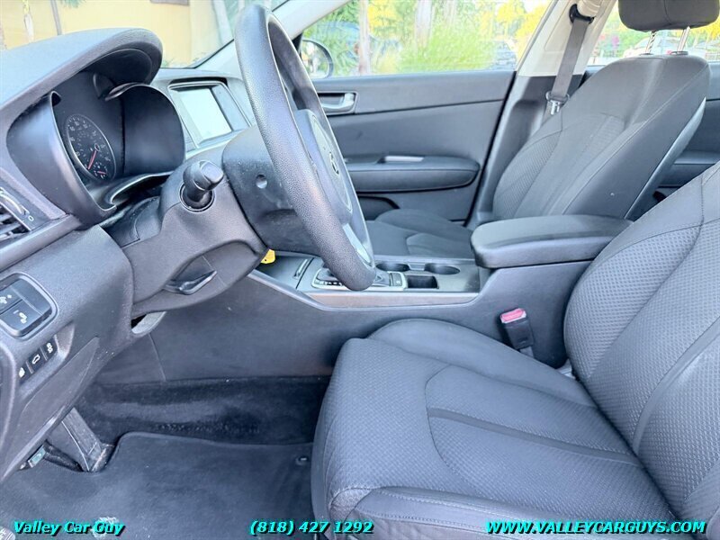 Used 2018 Kia Optima LX w/ 17" Alloy Wheels Package FWD image 12