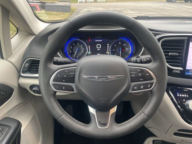 Used 2024 Chrysler Pacifica Touring-L image 21