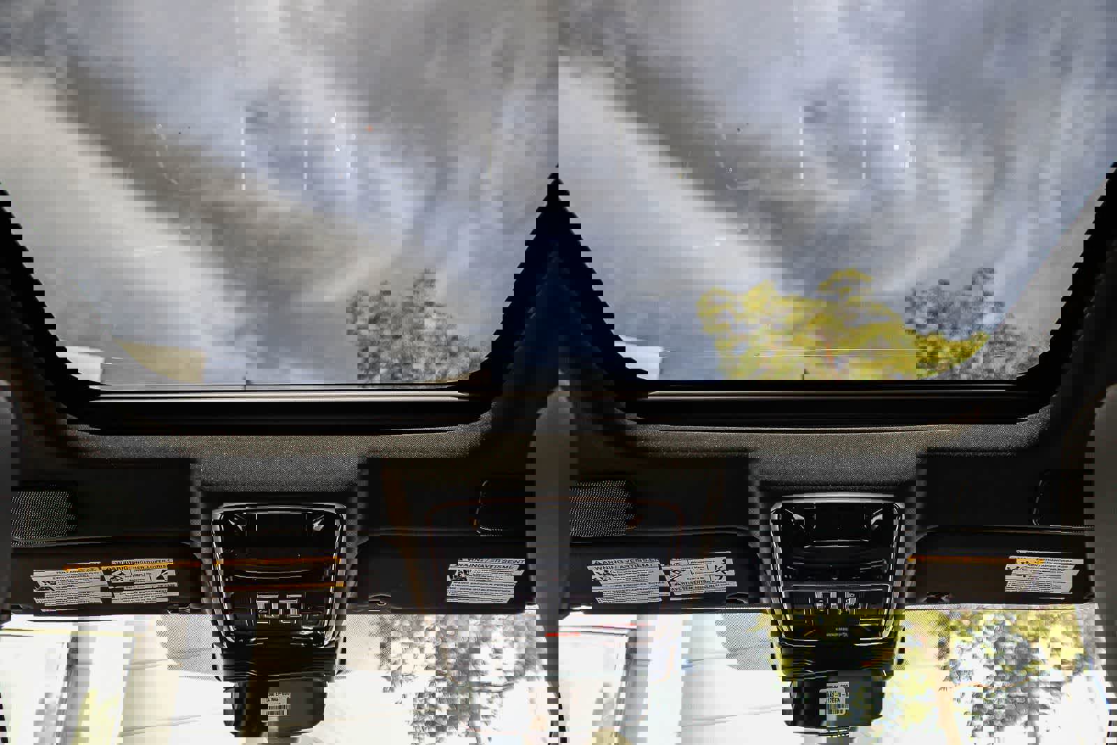 New 2026 Land Rover Range Rover Velar Dynamic SE image 16