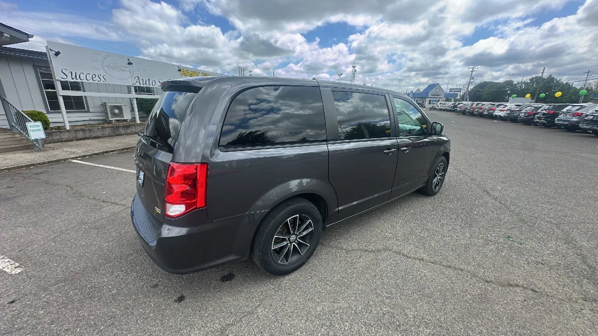 Used 2018 Dodge Grand Caravan SE image 3