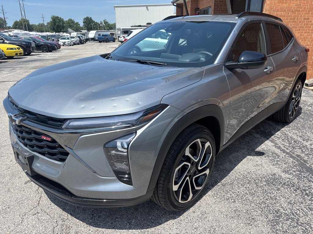 Used 2025 Chevrolet Trax RS w/ Sunroof Package image 2