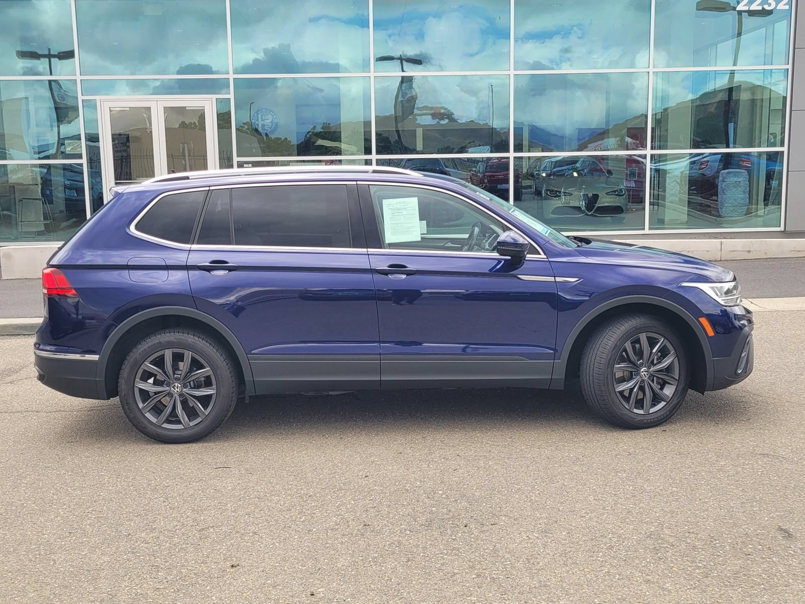 Used 2022 Volkswagen Tiguan SE FWD image 3