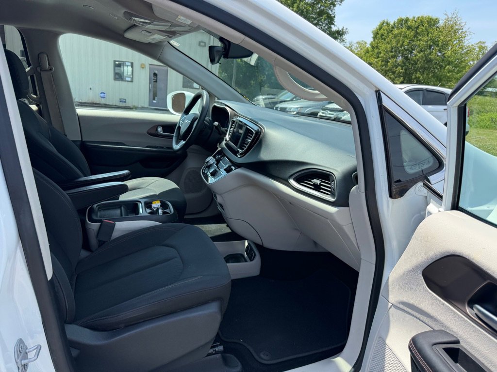 Used 2018 Chrysler Pacifica Touring Plus image 15