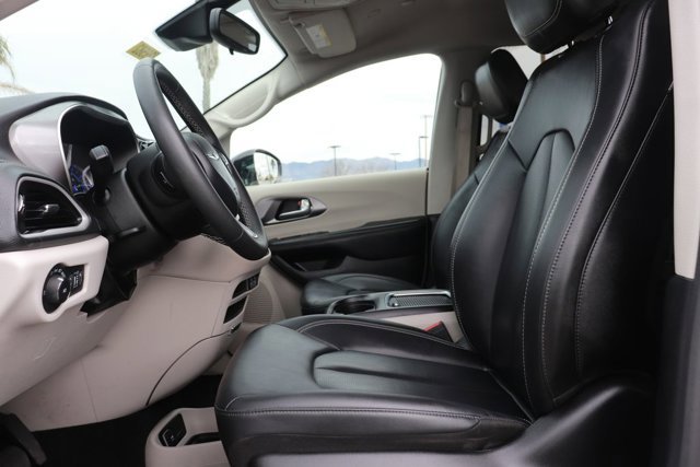 Used 2024 Chrysler Pacifica Select image 12