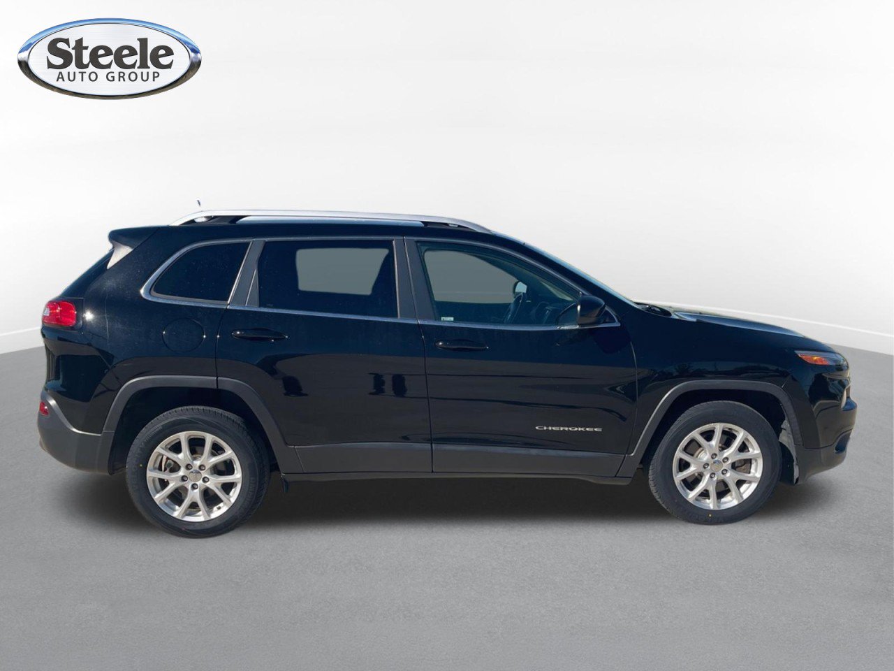 Used 2017 Jeep Cherokee Latitude FWD image 4