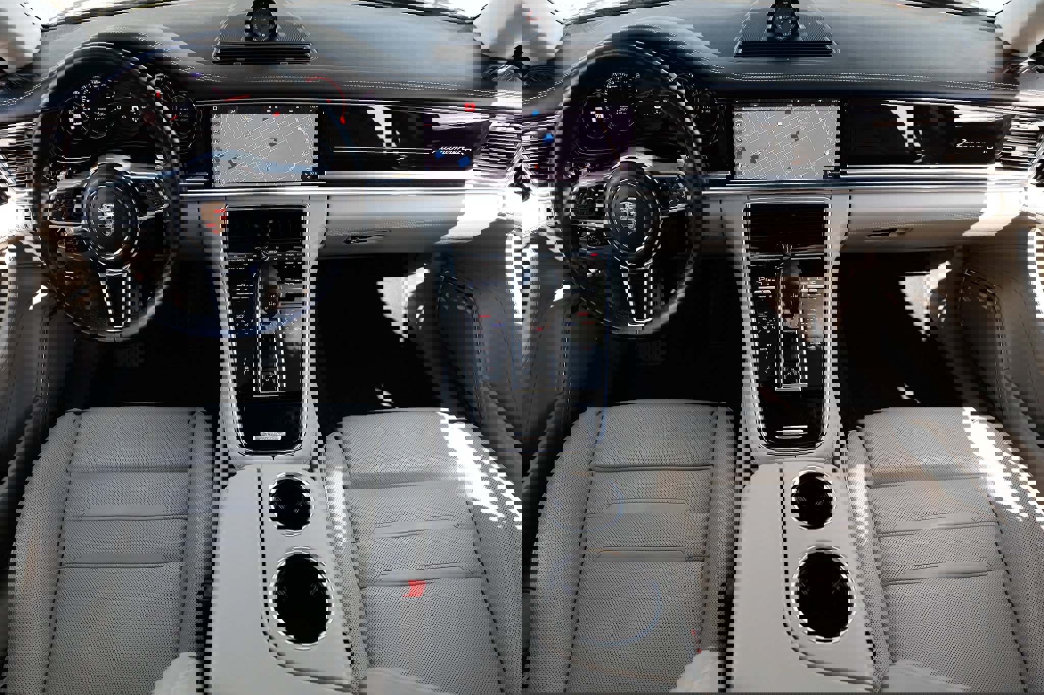 Used 2020 Porsche Panamera image 2