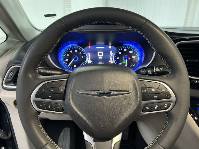 Used 2023 Chrysler Pacifica Touring-L FWD image 11