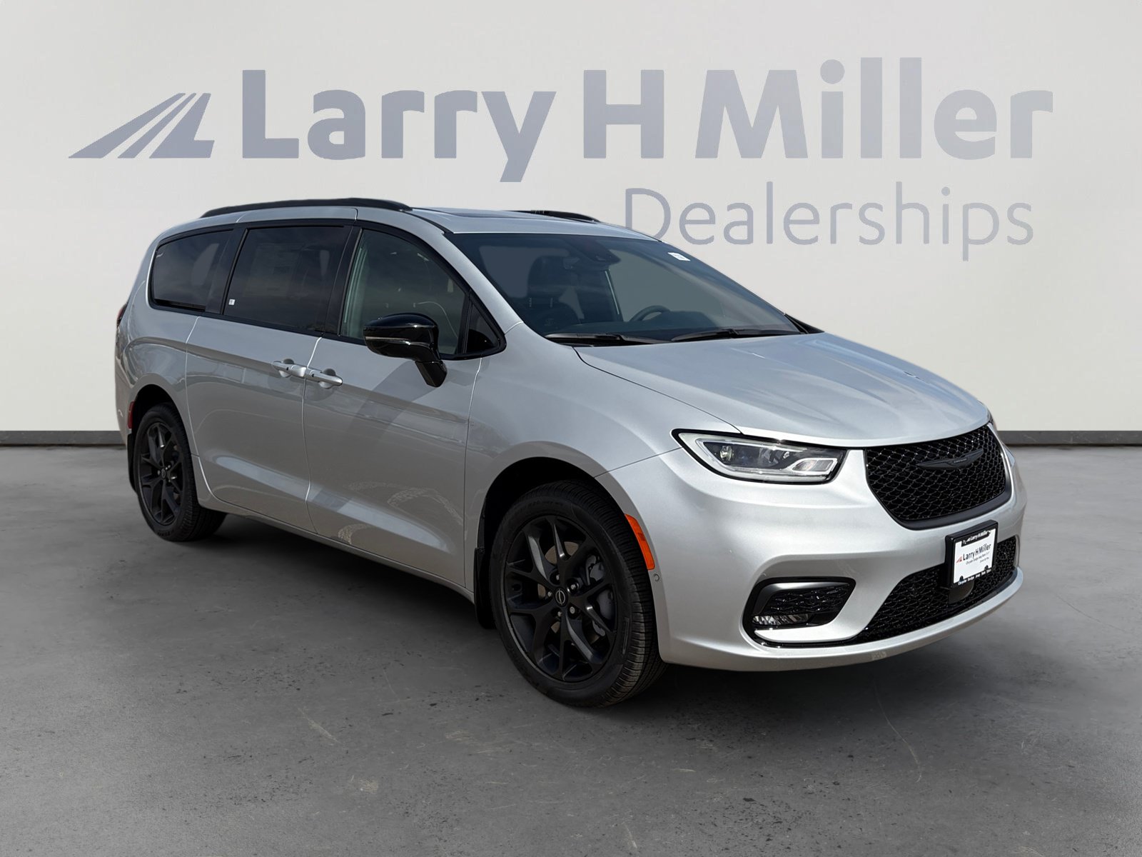 New 2026 Chrysler Pacifica Limited w/ S Appearance Package AWD/4WD image 8