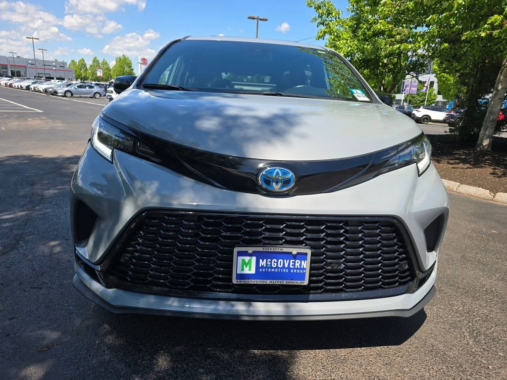 Certified 2025 Toyota Sienna XSE w/ XSE Plus Package AWD/4WD image 9