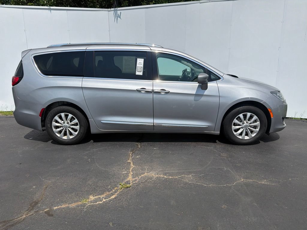 Used 2019 Chrysler Pacifica Touring-L FWD image 2