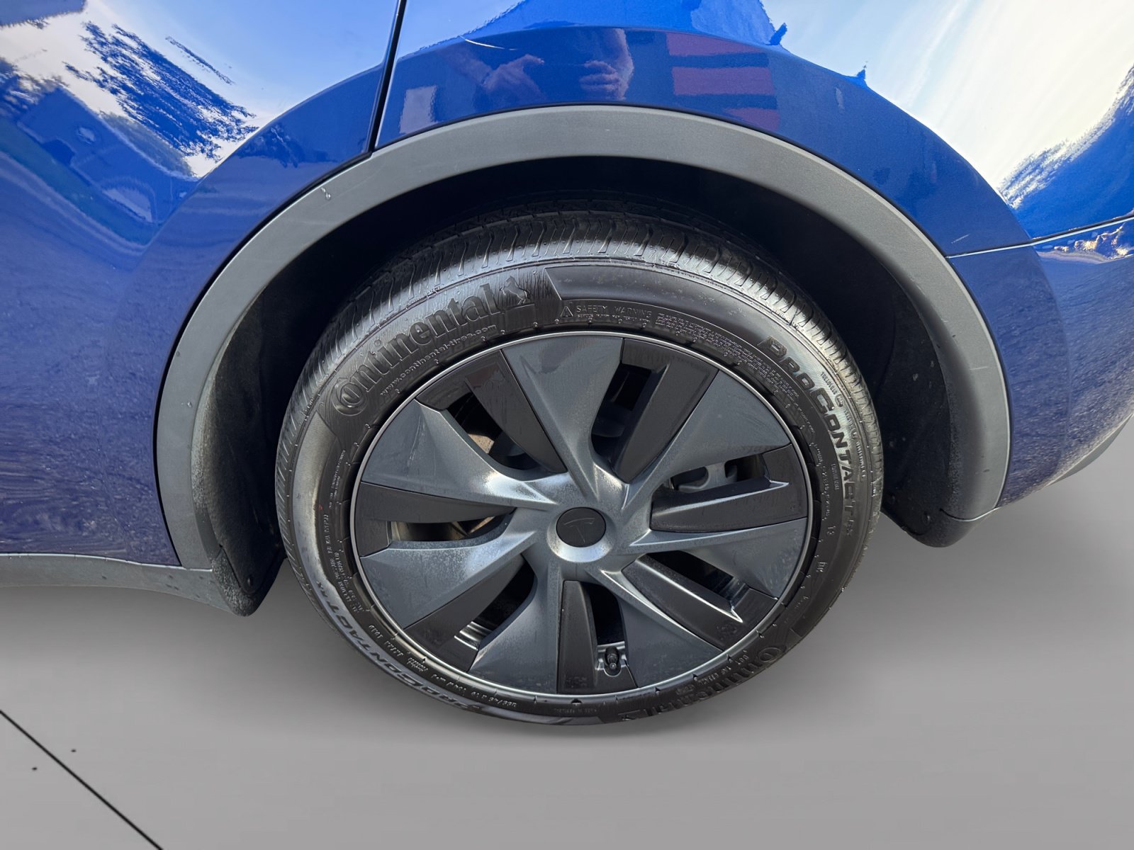 Used 2024 Tesla Model Y 2WD image 16