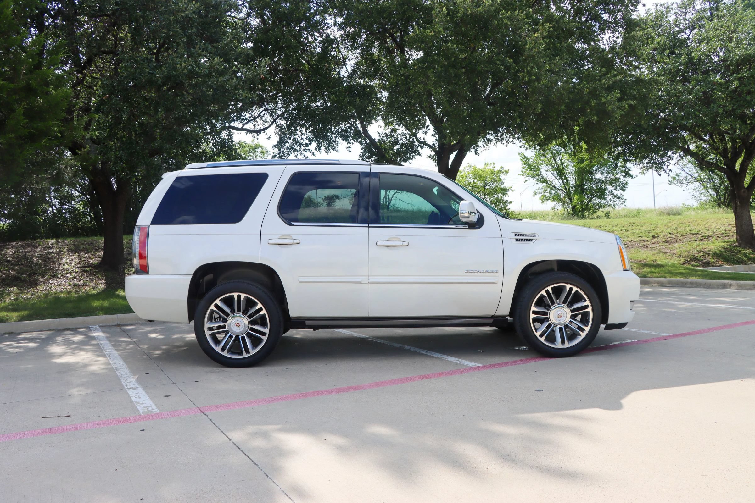 Used 2014 Cadillac Escalade Premium RWD image 8