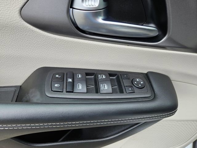 Used 2023 Chrysler Pacifica Touring-L FWD image 26