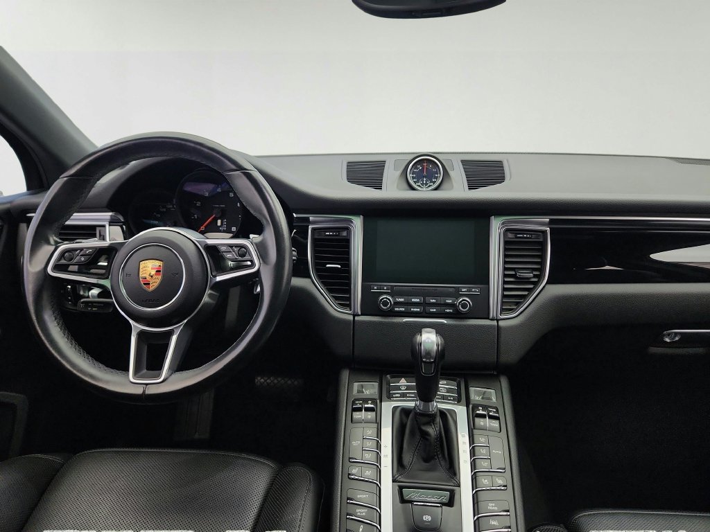 Used 2018 Porsche Macan Sport Edition AWD/4WD image 23