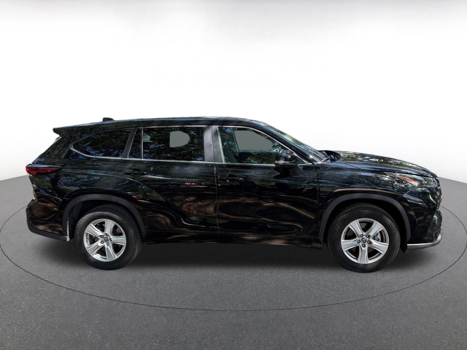 Used 2025 Toyota Highlander LE FWD image 8